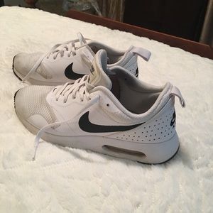 White Nike Air Max Tava